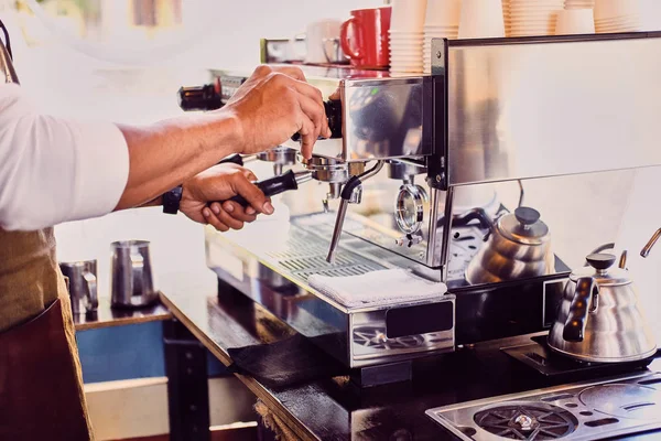 Hombre preparando café con leche —  Fotos de Stock