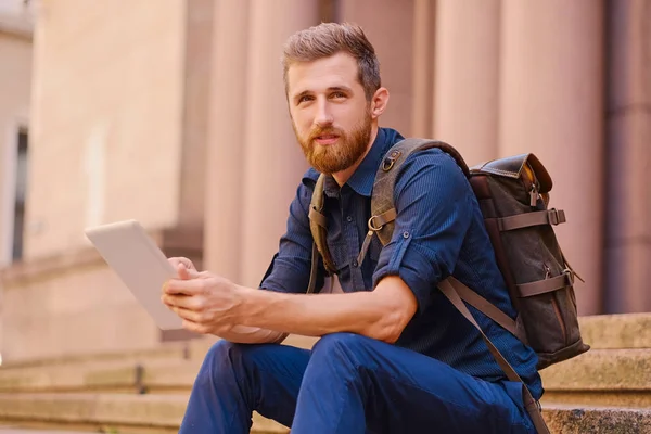 Skäggiga casual traveler — Stockfoto