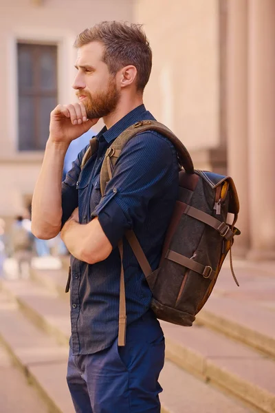 Skäggiga traveler hane i en stad — Stockfoto