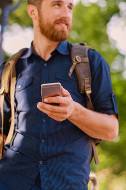 Adam gümüş akıllı telefon tutar