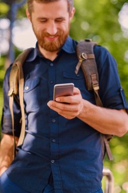 Hipster smartphone açık kullanarak erkek