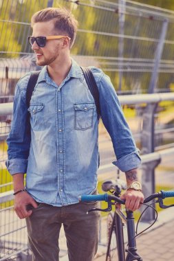 Şık tek hız bisikletçi 