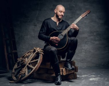 Vintage giysiler içinde geleneksel folk müzisyeni 