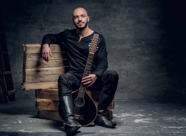 Müzisyen performans gösteren eski mandolin