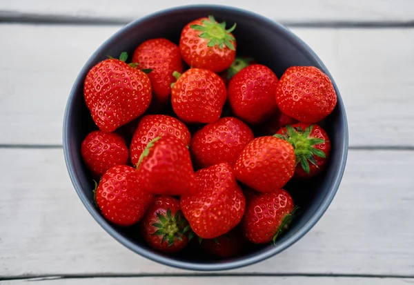 Läckra jordgubbar på en trä skrivbord — Stockfoto