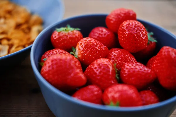 Läckra jordgubb i en kopp — Stockfoto
