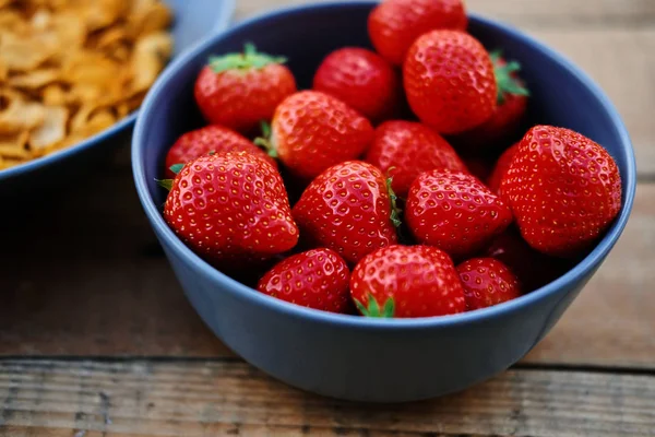 Läckra jordgubb i en kopp — Stockfoto