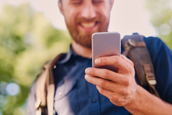 Man håller silver smart telefon — Stockfoto