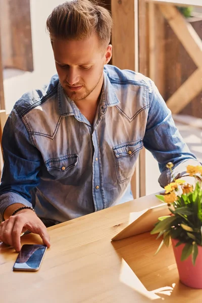 Man met een tablet Pc en smartphone — Stockfoto