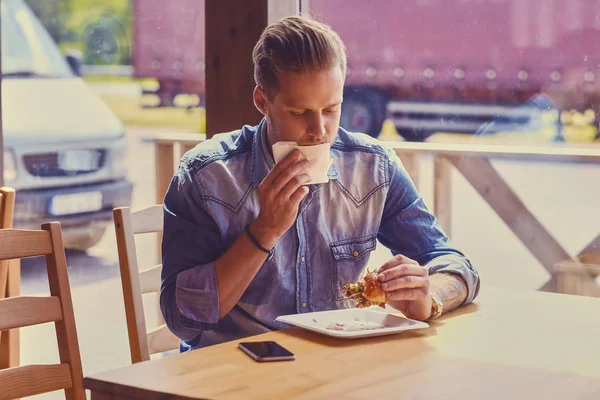 L'homme boit du café et utilise une tablette — Photo