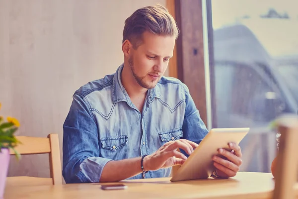 Attractive man using a tablet — Stock Photo, Image