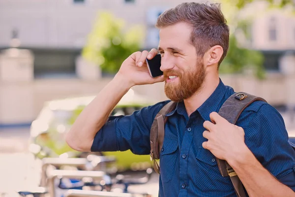 Resenär med ryggsäck tala via telefon — Stockfoto
