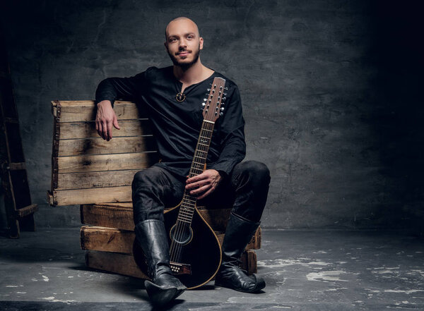 Музыкант, исполняющий старую мандолину
