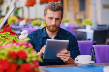 Casual adam bir tablet PC'yi kullanma