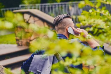 Gezgin smartphone kullanarak erkek