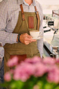 Erkek bir kahve makinesi kahve hazırlama.