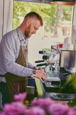 Kızıl saçlı sakallı adam dökerek kahve