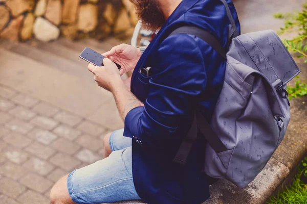 Gezgin smartphone kullanarak erkek