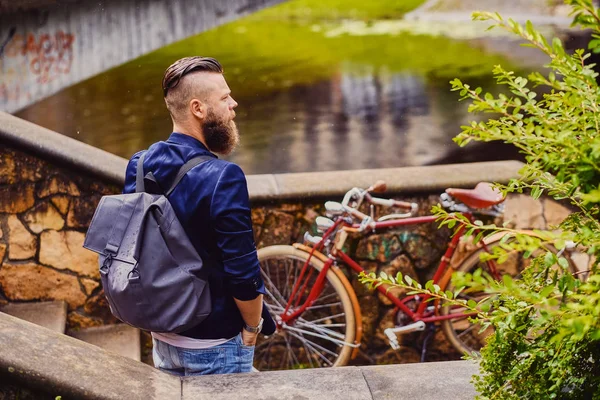 Hombre casual con mochila — Foto de Stock