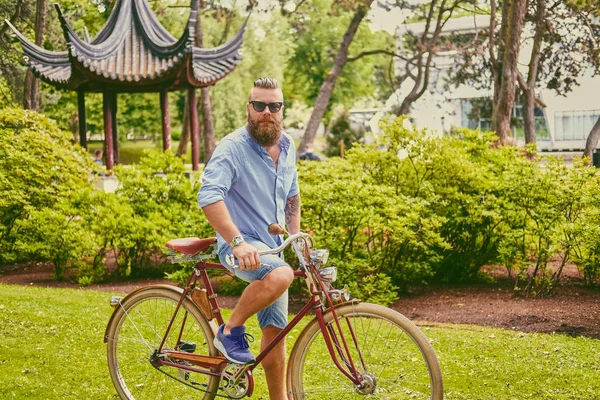 Hipster man with retro bicycle — Stock Photo, Image