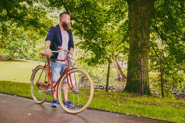 Хипстер с ретро-велосипедом — стоковое фото