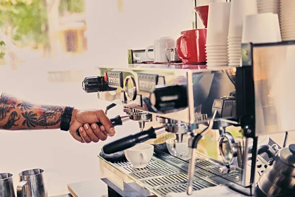 Hombre preparando café con leche en una máquina de café — Foto de Stock