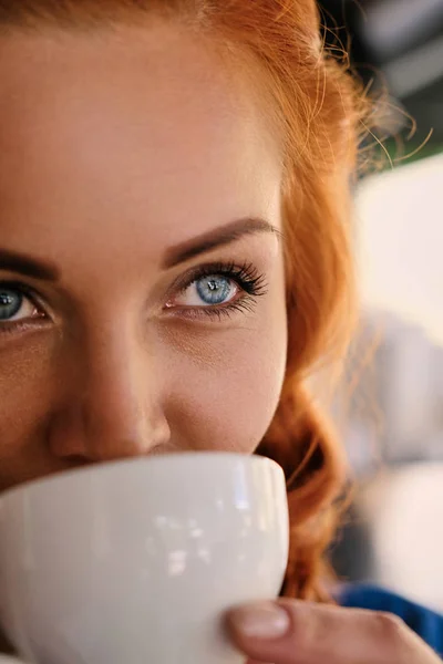 Retrato de pelirroja hembra bebe café . — Foto de Stock