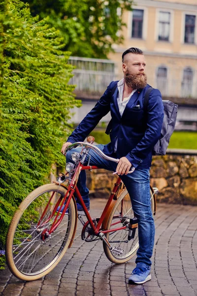 Бородач на ретро-велосипеде — стоковое фото