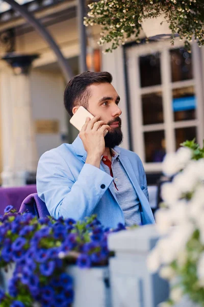 Elegante barbudo masculino usando smartphone —  Fotos de Stock