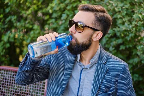 Bebaarde hipster mannelijke water drinkt — Stockfoto