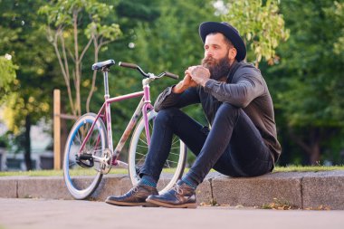 Bisiklet ile sakallı dövmeli erkek 