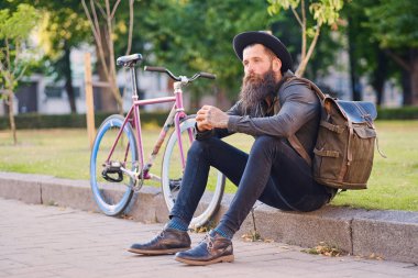 Bir adım ve bir akıllı telefon kullanılarak hipster oturur