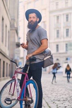 Hipster tek hız Bisiklet tutar