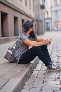 Sakallı hippi tam vücut görüntü  