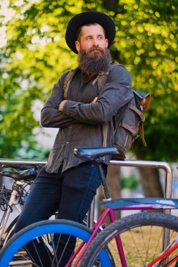 Sakallı hippi erkek sırt çantası ile