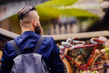 Casual modern adam sırt çantası ile