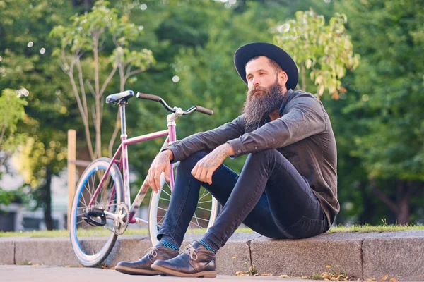 Bärtiger tätowierter Mann mit Fahrrad — Stockfoto