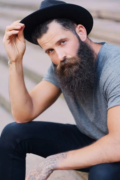 şapkalı bir sakallı adam