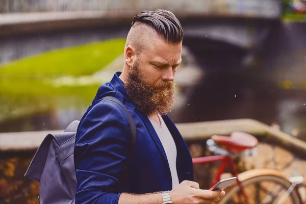 Бородатий хіпстер самець використовує смартфон — стокове фото