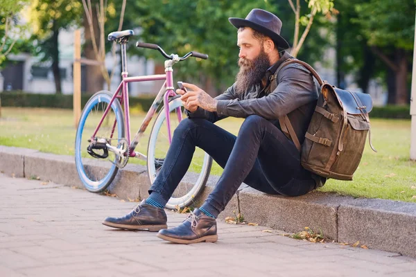 Hipster med smarttelefon – stockfoto