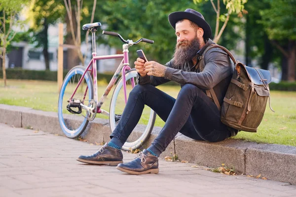 Hipster mit Smartphone — Stockfoto