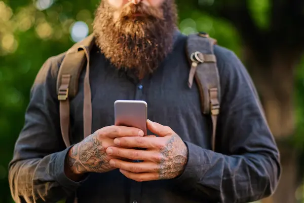 Hombre usando un smartphone en un parque —  Fotos de Stock