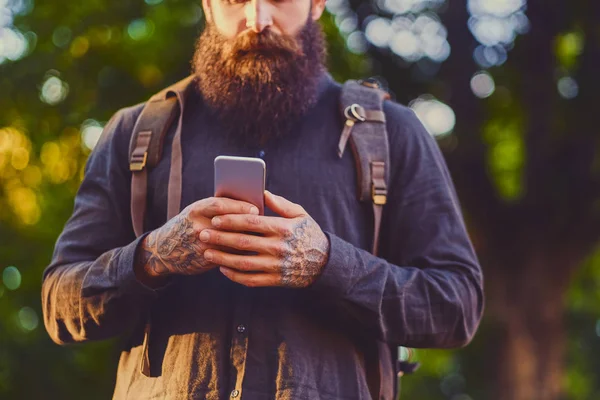 Hombre usando un smartphone en un parque —  Fotos de Stock