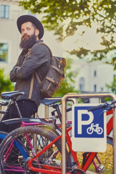 Бородатый хипстер с рюкзаком — стоковое фото