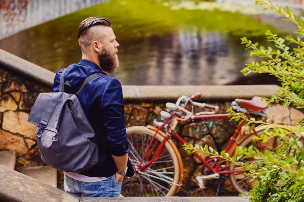 Casual moderne man met rugzak — Stockfoto