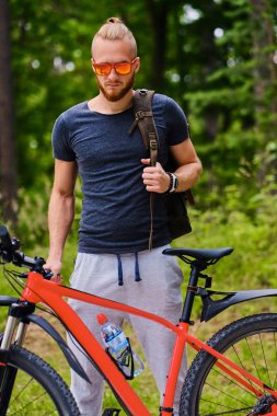 Sportif sakallı adam 