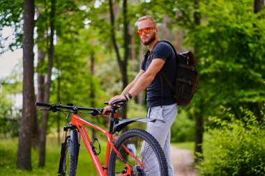 Sportif sakallı adam 