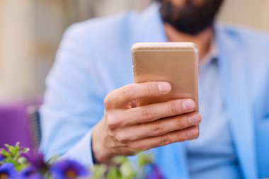 Akıllı telefon kullanan adam kırpılmış görüntü