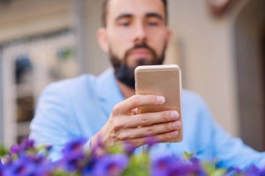 Şık erkek Smartphone kullanarak