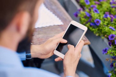 Akıllı telefon kullanan adam kırpılmış görüntü